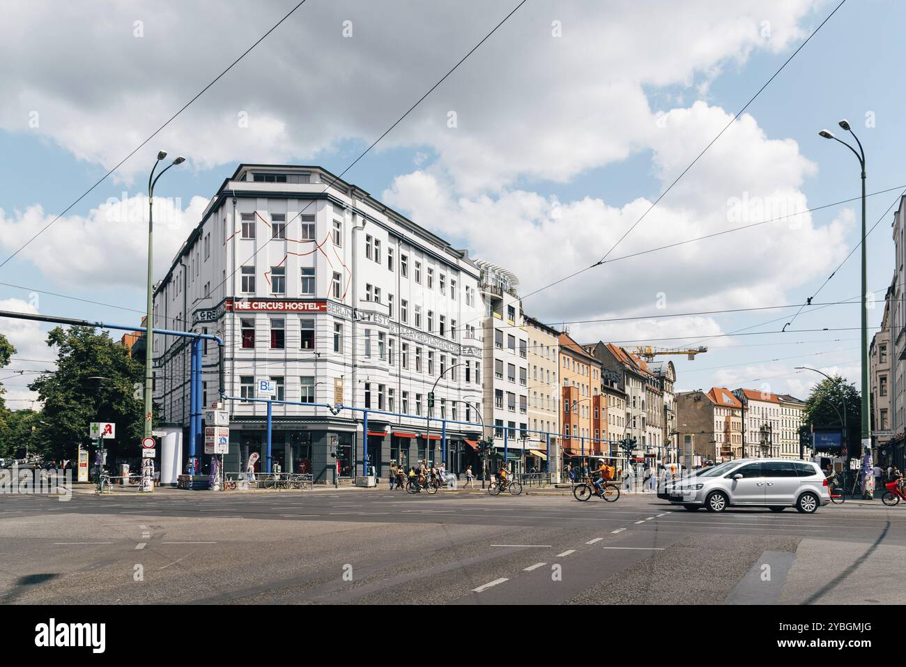 Berlino, Germania, 27 luglio 2019: Street view in Rosenthaler Platz in Scheunenviertel, in Berlin Mitte. È uno dei vicini più antichi e carismatici Foto Stock