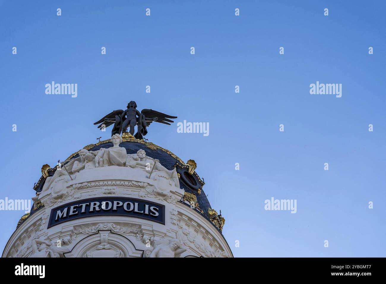 Paesaggio urbano: Vivace Madrid, Spagna. Capitale, secondo più grande dell'UE. Ricca cultura, vedute iconiche e popolazione diversificata Foto Stock