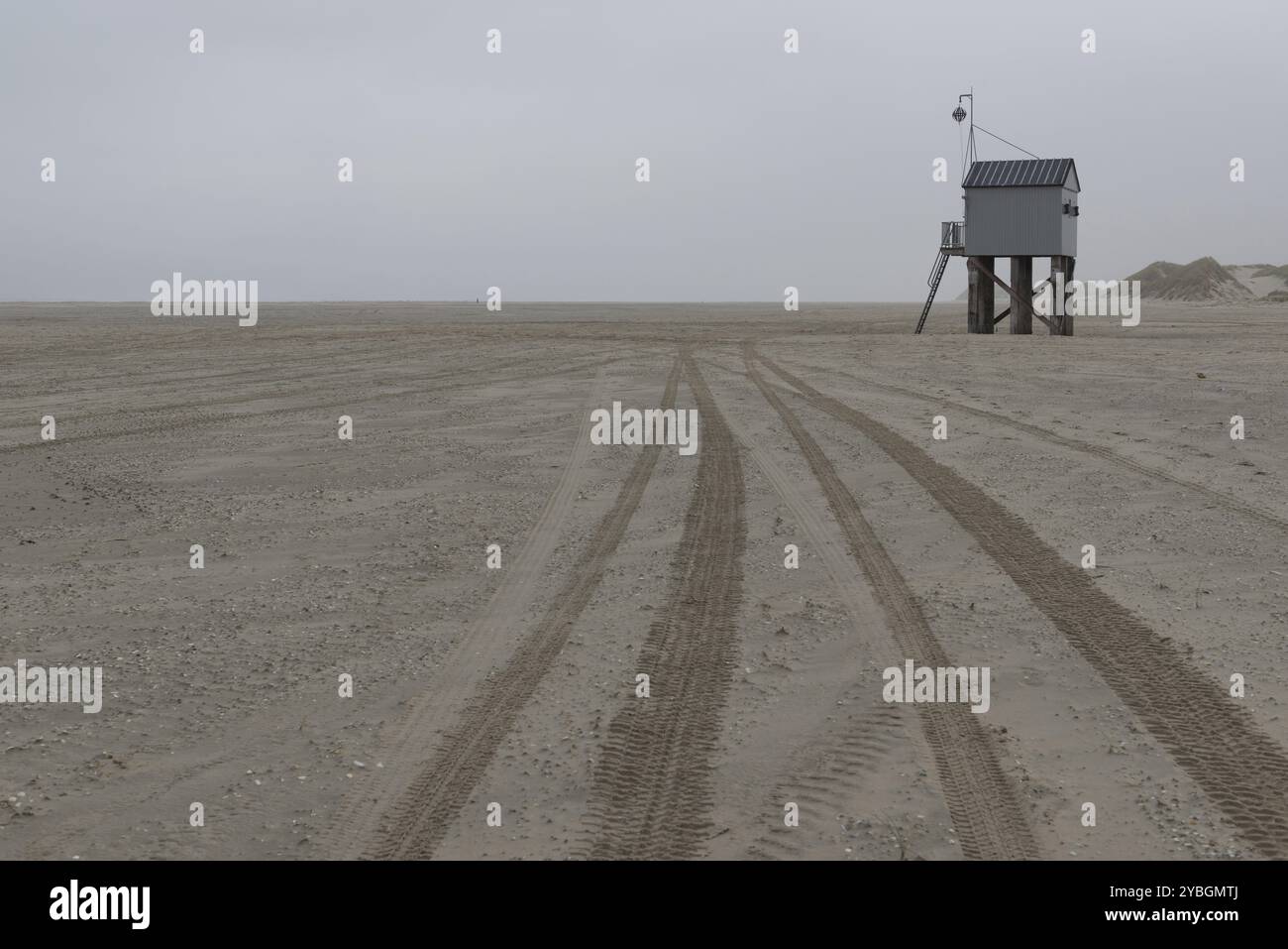 Il cottage sul mare di Terschelling è dalla fine del 2015 inviato vicino al palo 24 sulla spiaggia del Mare del Nord presso le dune su un più grande e più sicuro di distanza f Foto Stock