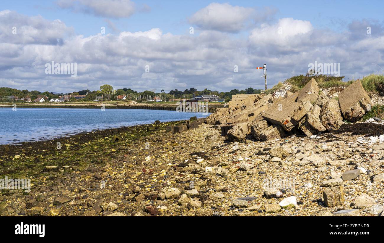 Vista da Hayling Island a Langstone, Hampshire, Inghilterra, Regno Unito, sul lago Bridge e sul vecchio ponte ferroviario Foto Stock