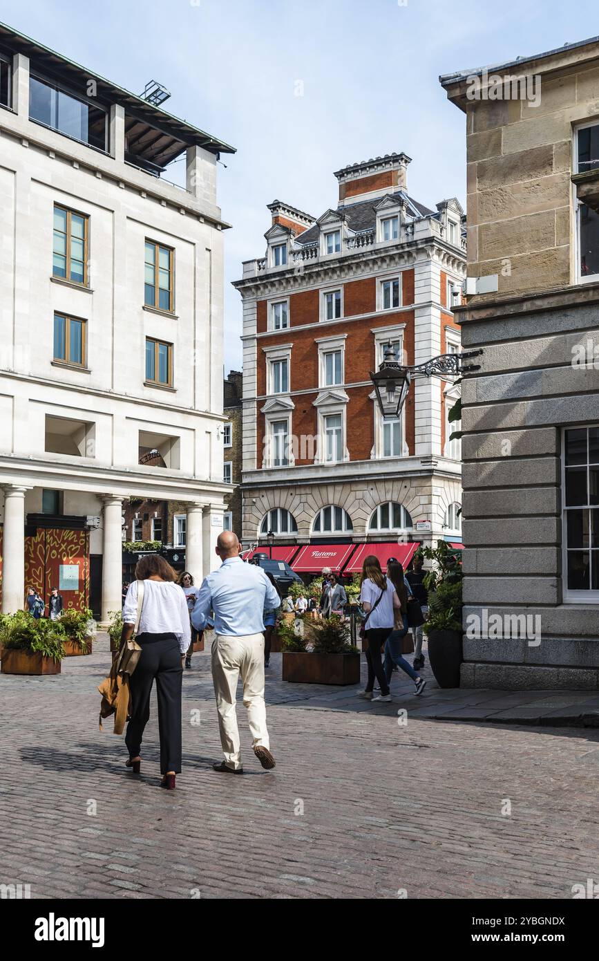 Londra, Regno Unito, 15 maggio 2019: Scena di strada a Covent Garden. Situato nel West End di Londra, Covent Garden è rinomato per la sua lussuosa moda e bellezza Foto Stock