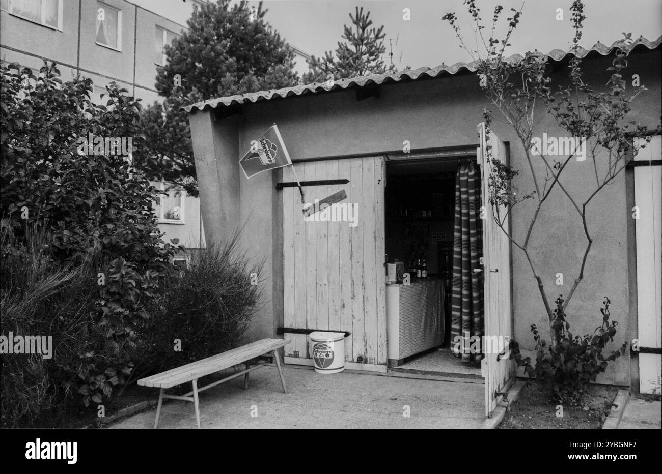 Germania, Semlow, 16.9,1991, snack bar, nuova proprietà residenziale nel villaggio di Semlow, edificio prefabbricato, Europa Foto Stock