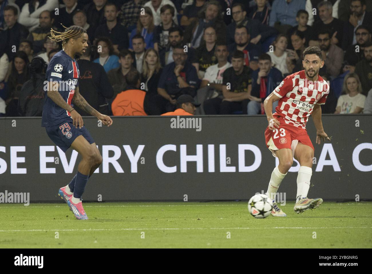 Partita di calcio, Ivan MARTIN Girona FC a destra attraversa il pallone verso l'area di rigore, Bradley BARCOLA Paris St Germain può solo guardare, Parc des Princ Foto Stock