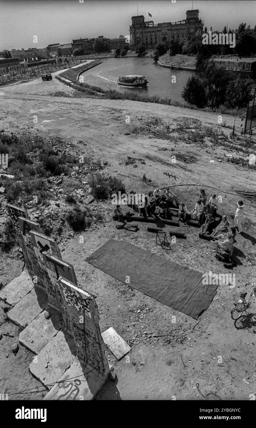 Germania, Berlino, 27.07.1991, dipinse l'ex torre di guardia allo Spreebogen, ARTE, lettura, Europa Foto Stock