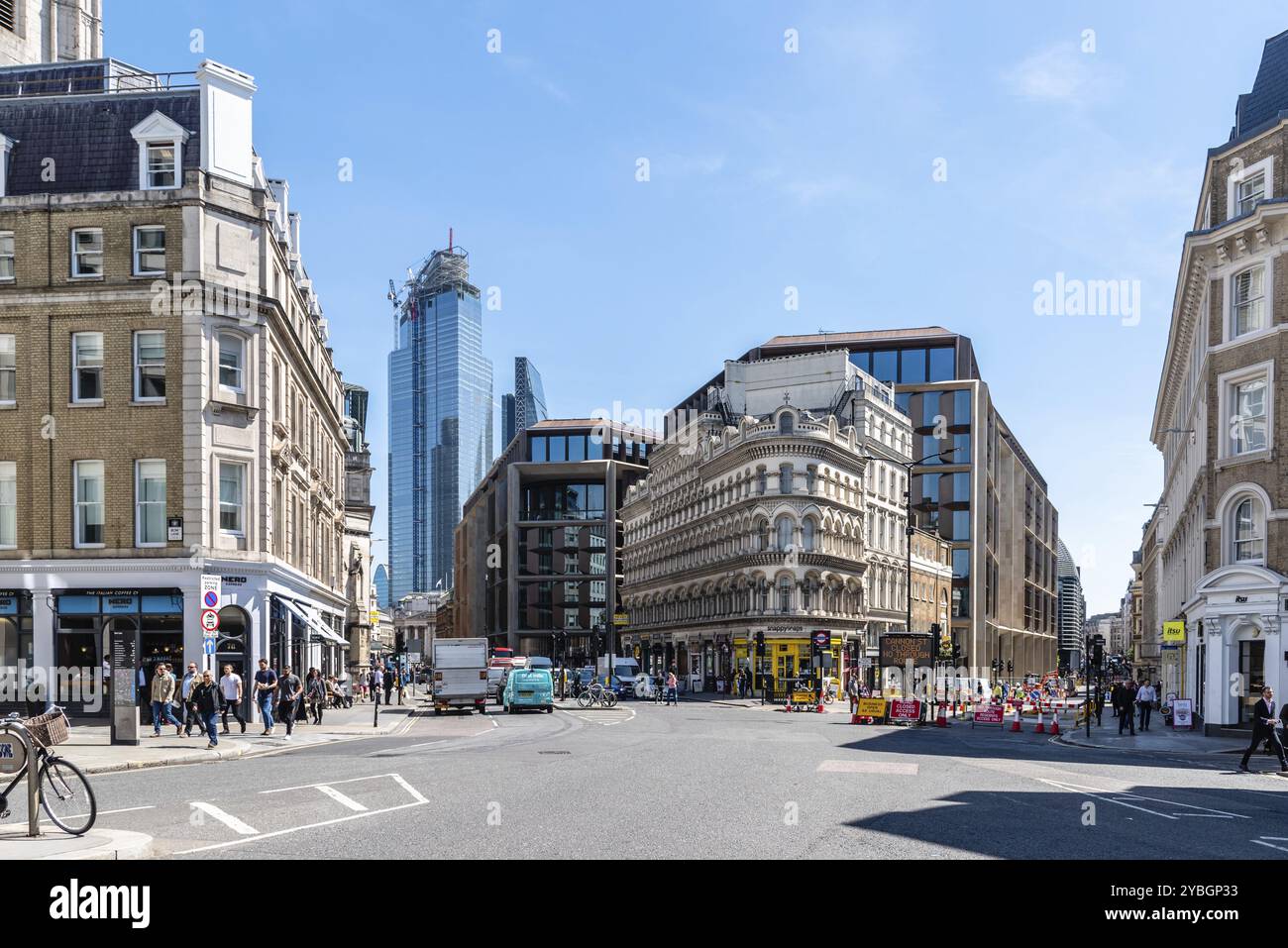 Londra, Regno Unito, 14 maggio 2019: Scena di strada nel quartiere finanziario all'incrocio di Cannon St con Queen Vitoria St nella città di Londra un soleggiato Foto Stock