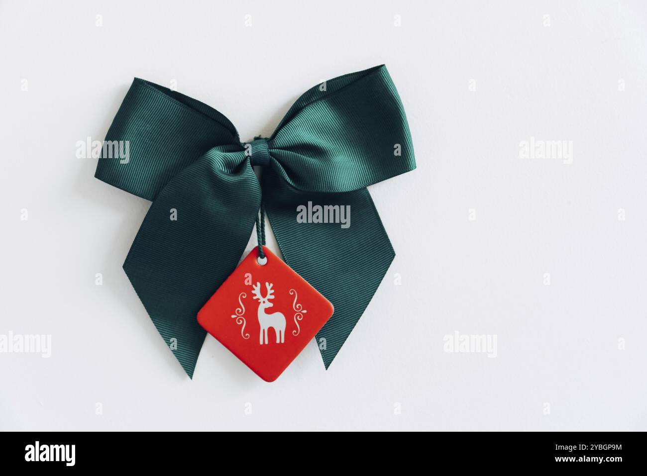 Nastro regalo di Natale isolato su sfondo bianco con spazio per la copia Foto Stock