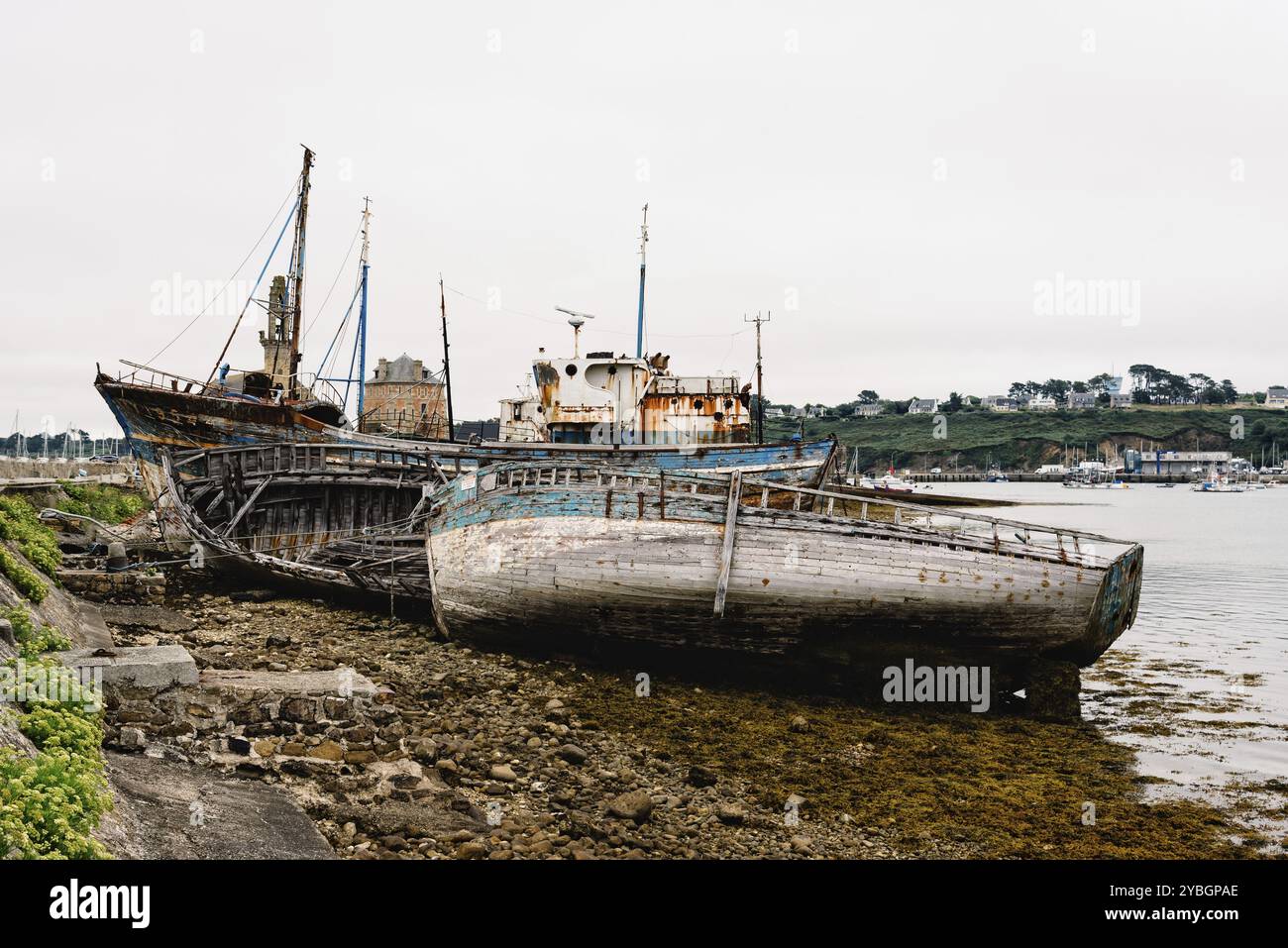 Vecchi relitti abbandonati nel vecchio cimitero di barca, Cimetiere de bateaux. A Le Sillon un nuvoloso giorno di estate Foto Stock