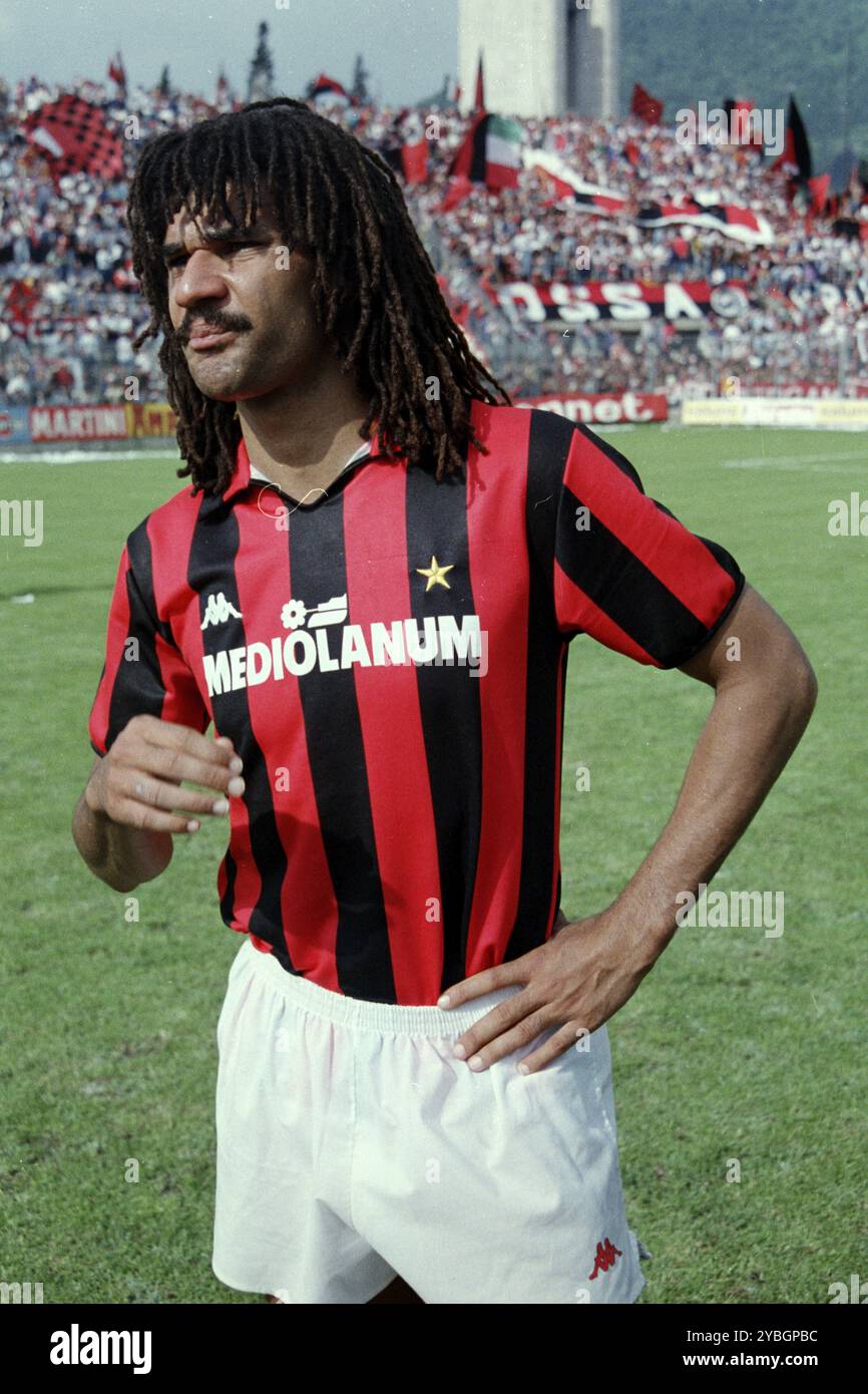 Partita di calcio, l'internazionale olandese Ruud GULLIT AC Milan guarda fiduciosamente a sinistra in campo davanti alla partita, i tifosi dell'AC Milan dietro Foto Stock