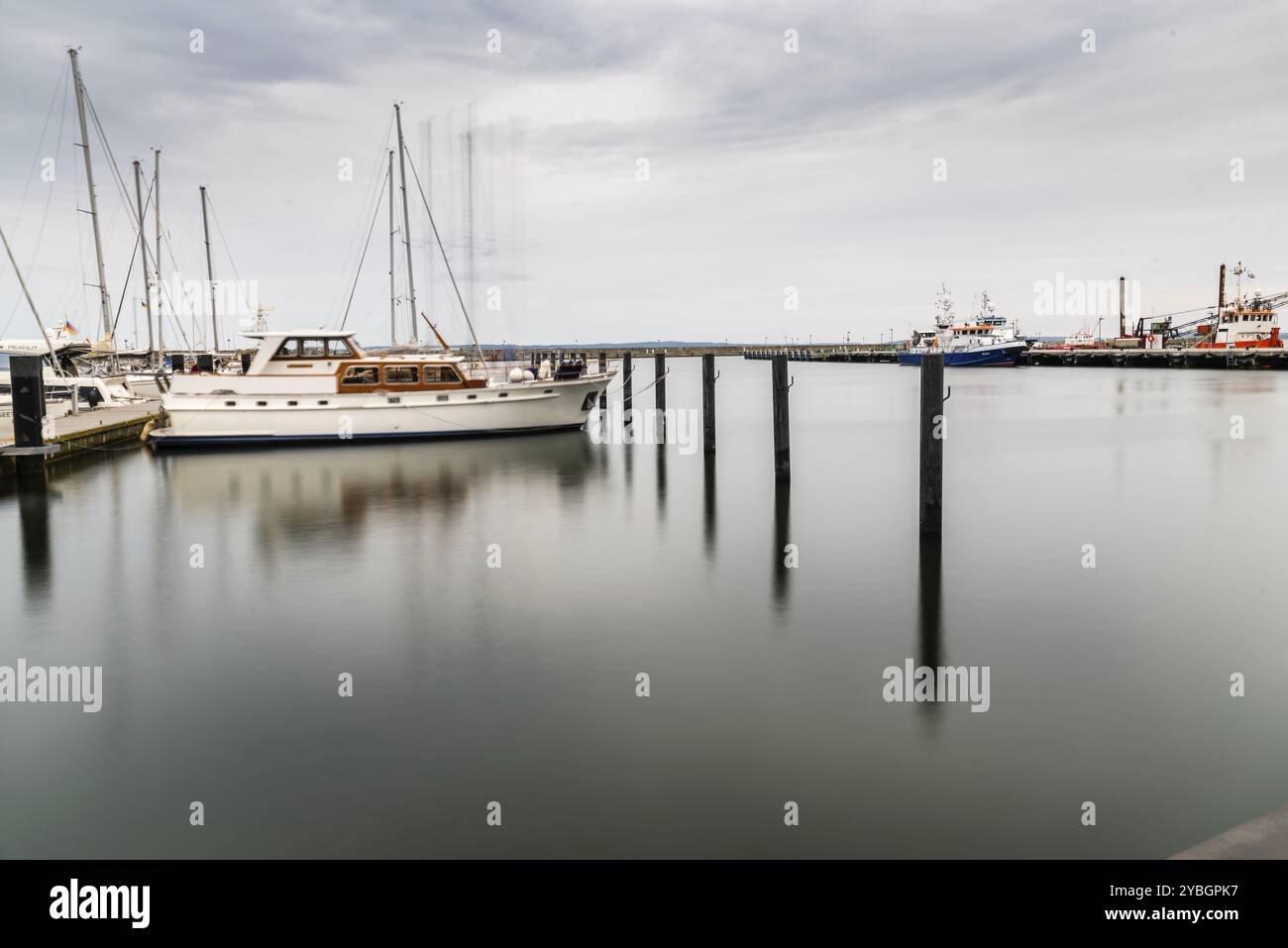 Sassnitz, Germania, 1 agosto 2019: Vista panoramica a lunga esposizione delle barche a vela ormeggiate nel porto. Sassnitz è una piccola città situata nell'isola di Rugen Foto Stock