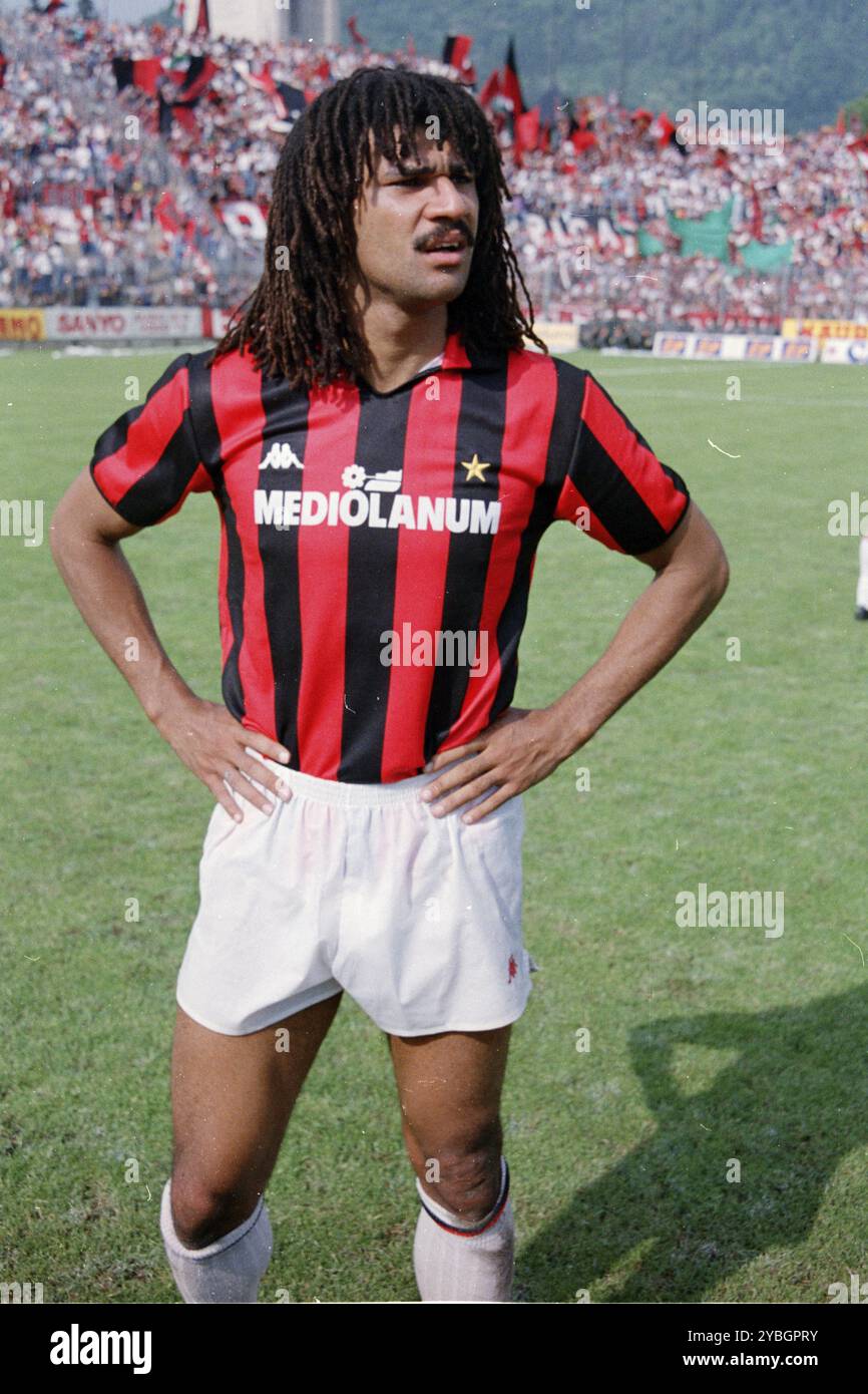 Partita di calcio, l'internazionale olandese Ruud GULLIT AC Milan guarda con fiducia a destra sul campo di fronte alla partita, i tifosi dell'AC Milan nel bac Foto Stock