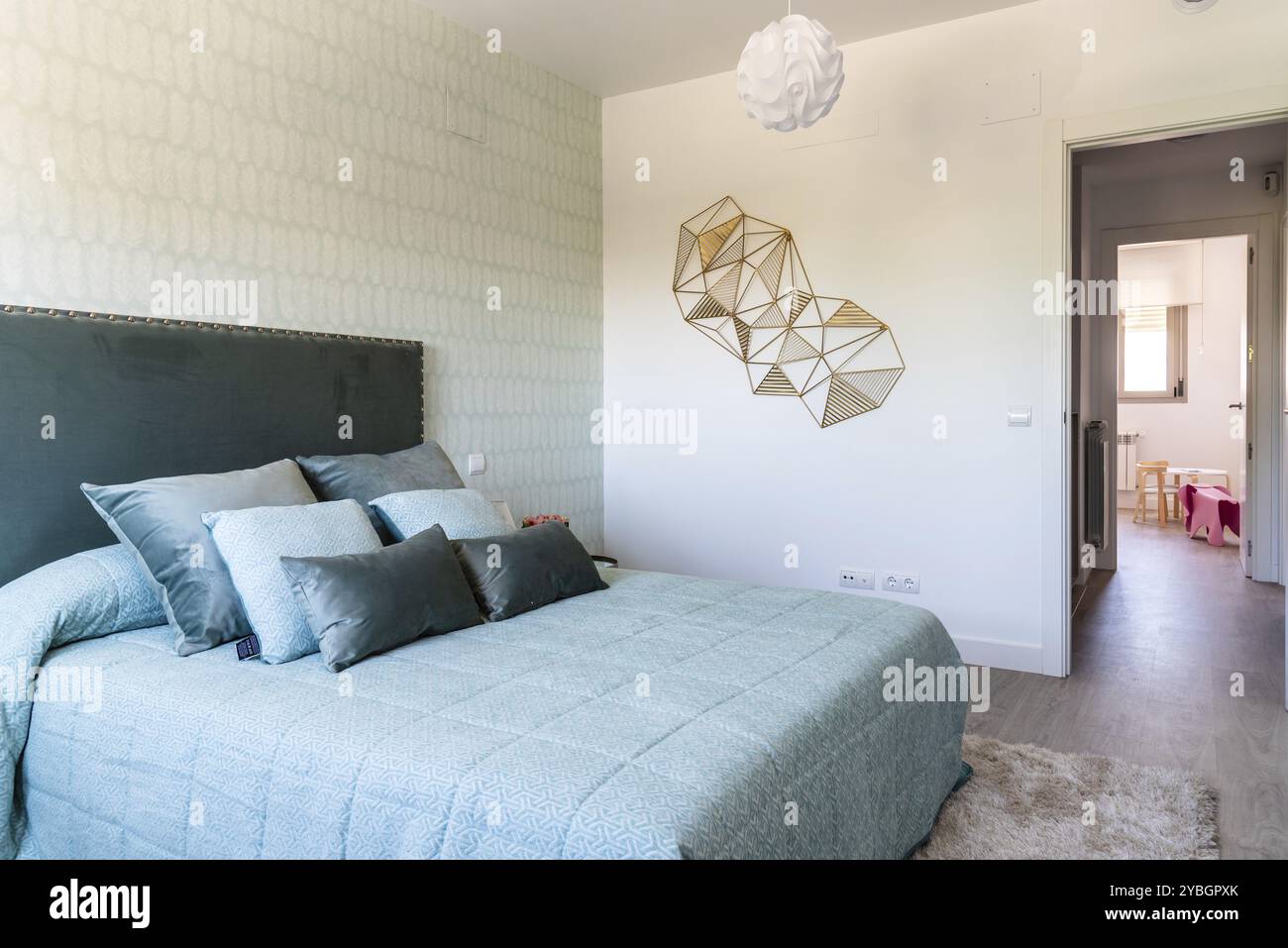Elegante camera da letto in stile contemporaneo degli interni. Quanto a design di interni Scandinavo Foto Stock
