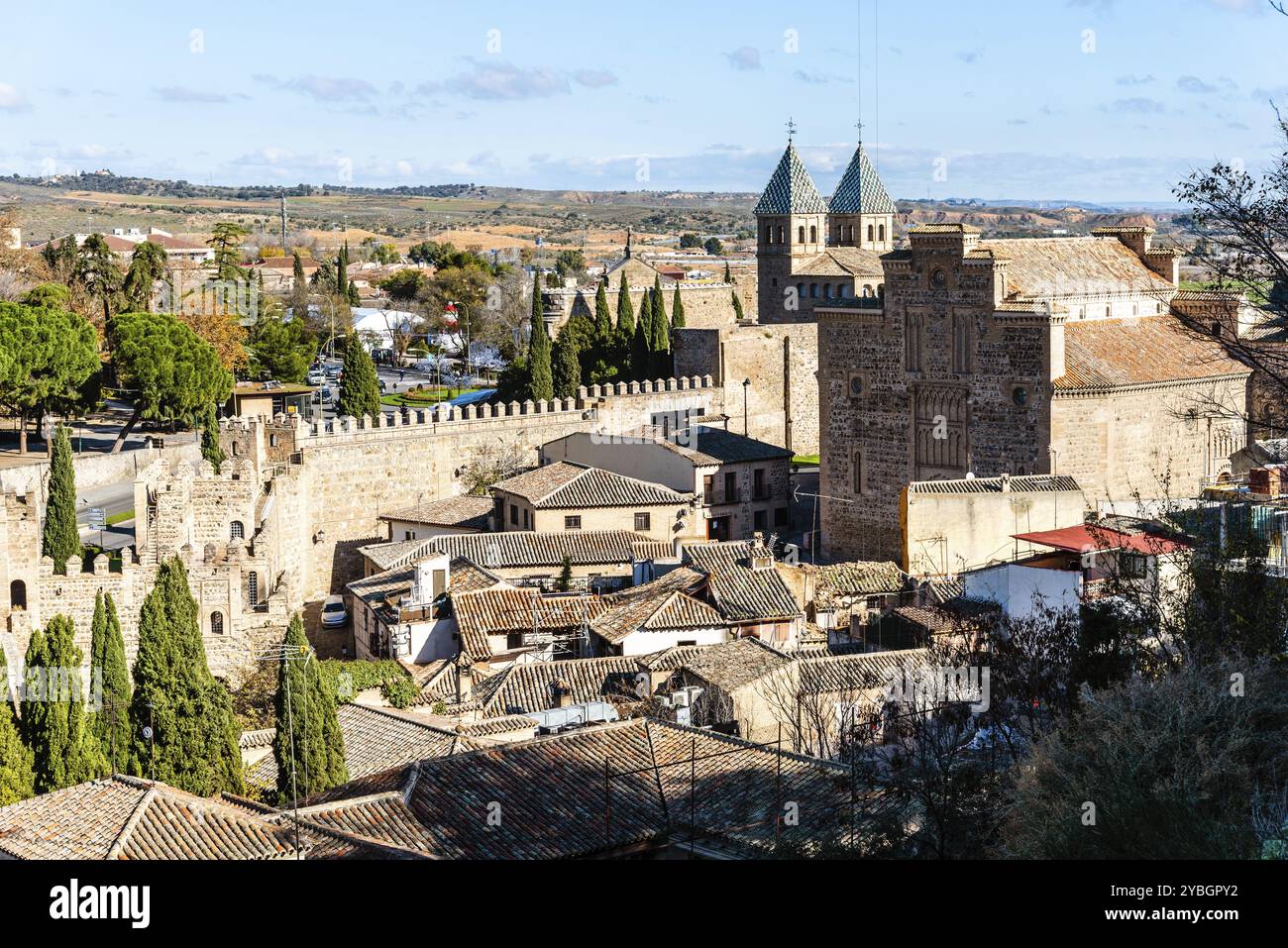 Paesaggio urbano di Toledo, Spagna, dai bastioni con Puerta de la Bisagra e la chiesa mudejar di Santiago del Arrabal, Europa Foto Stock