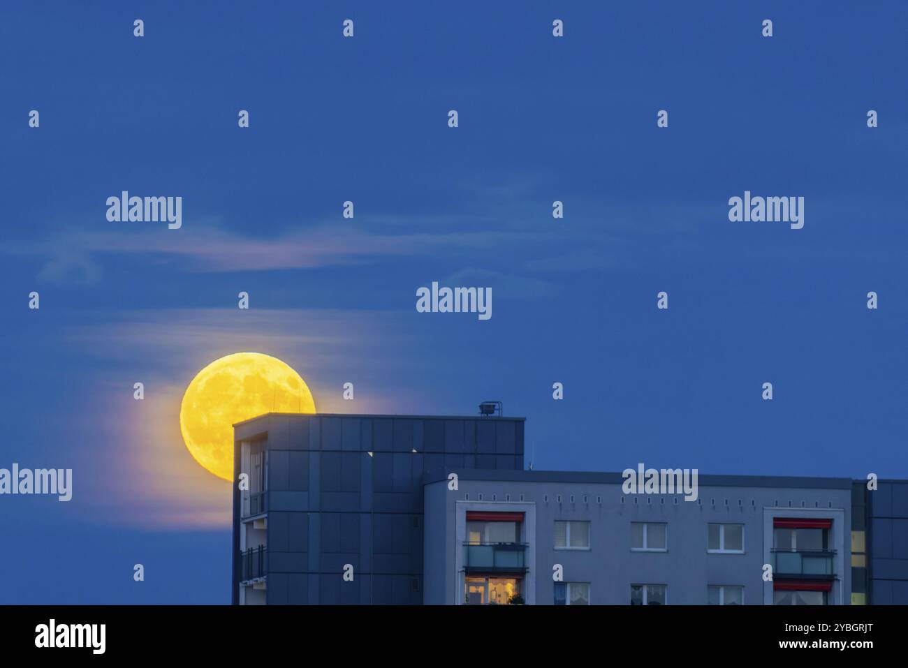 Luna piena su edifici prefabbricati a 17 piani a Dresda Johannstadt, Luna piena su Dresda, Dresda, Sassonia, Germania, Europa Foto Stock