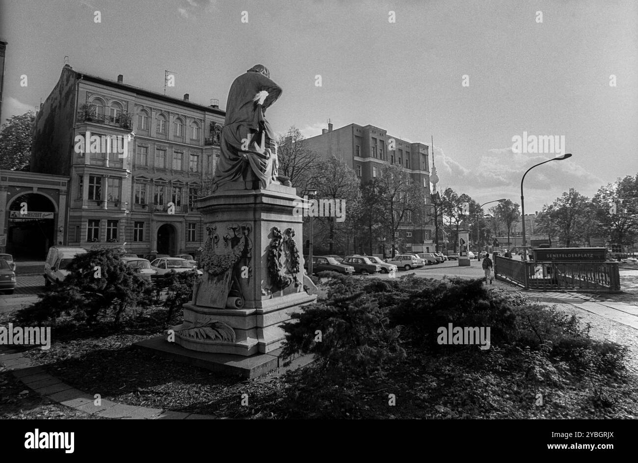Germania, Berlino, 14 ottobre 1991, Senefelderplatz, con monumento ad Alois Senefeld, inventore della litografia, Schoenhauser Allee, stazione della metropolitana, Foto Stock