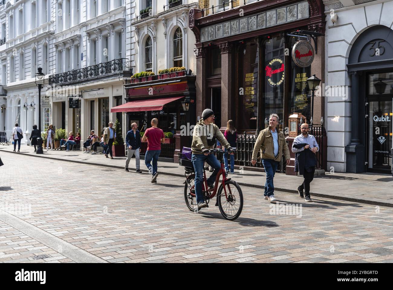 Londra, Regno Unito, 15 maggio 2019: Scena di strada a Covent Garden. Situato nel West End di Londra, Covent Garden è rinomato per la sua lussuosa moda e bellezza Foto Stock