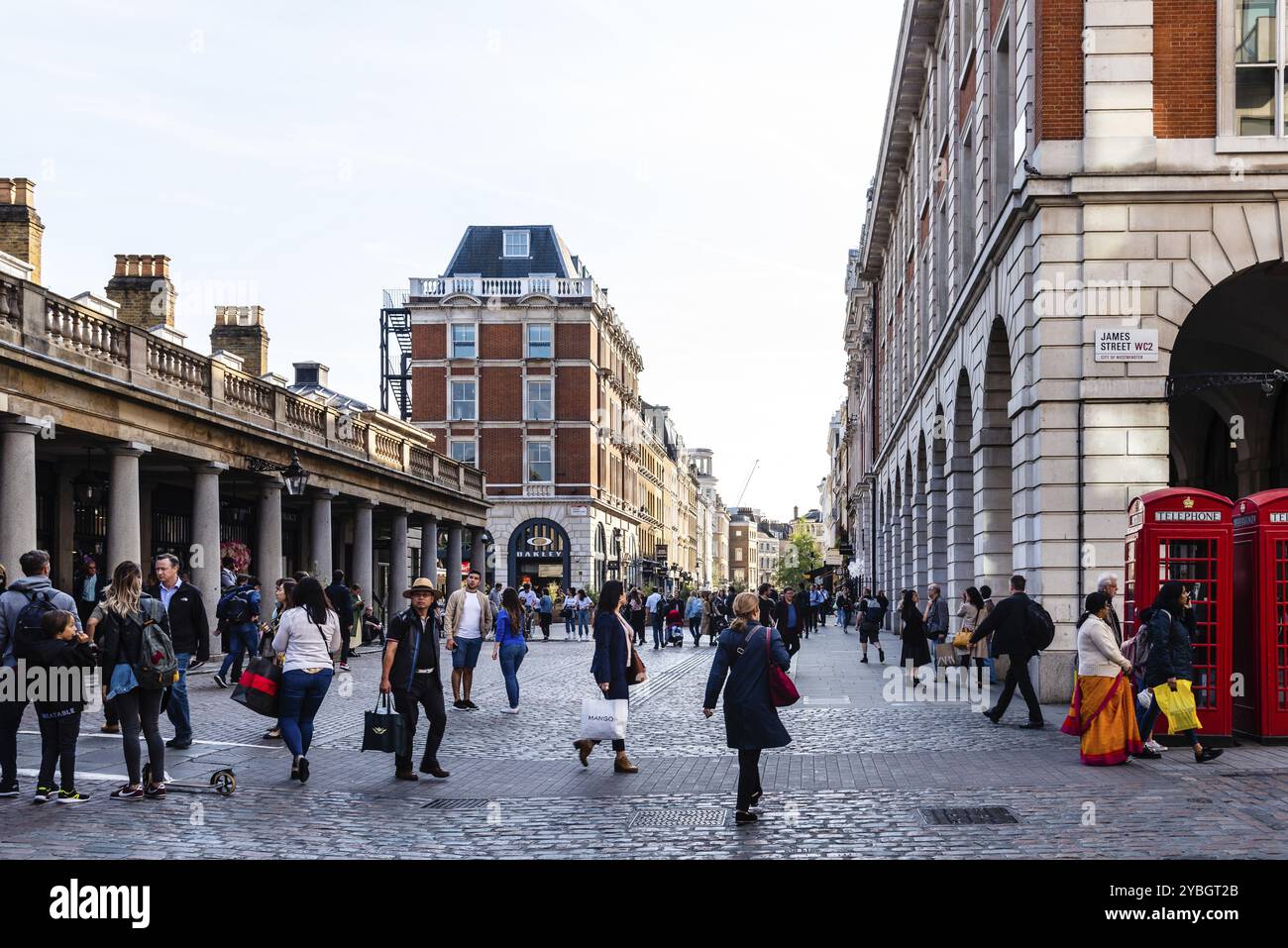 Londra, Regno Unito, 15 maggio 2019: Scena di strada a Covent Garden. Situato nel West End di Londra, Covent Garden è rinomato per la sua lussuosa moda e bellezza Foto Stock