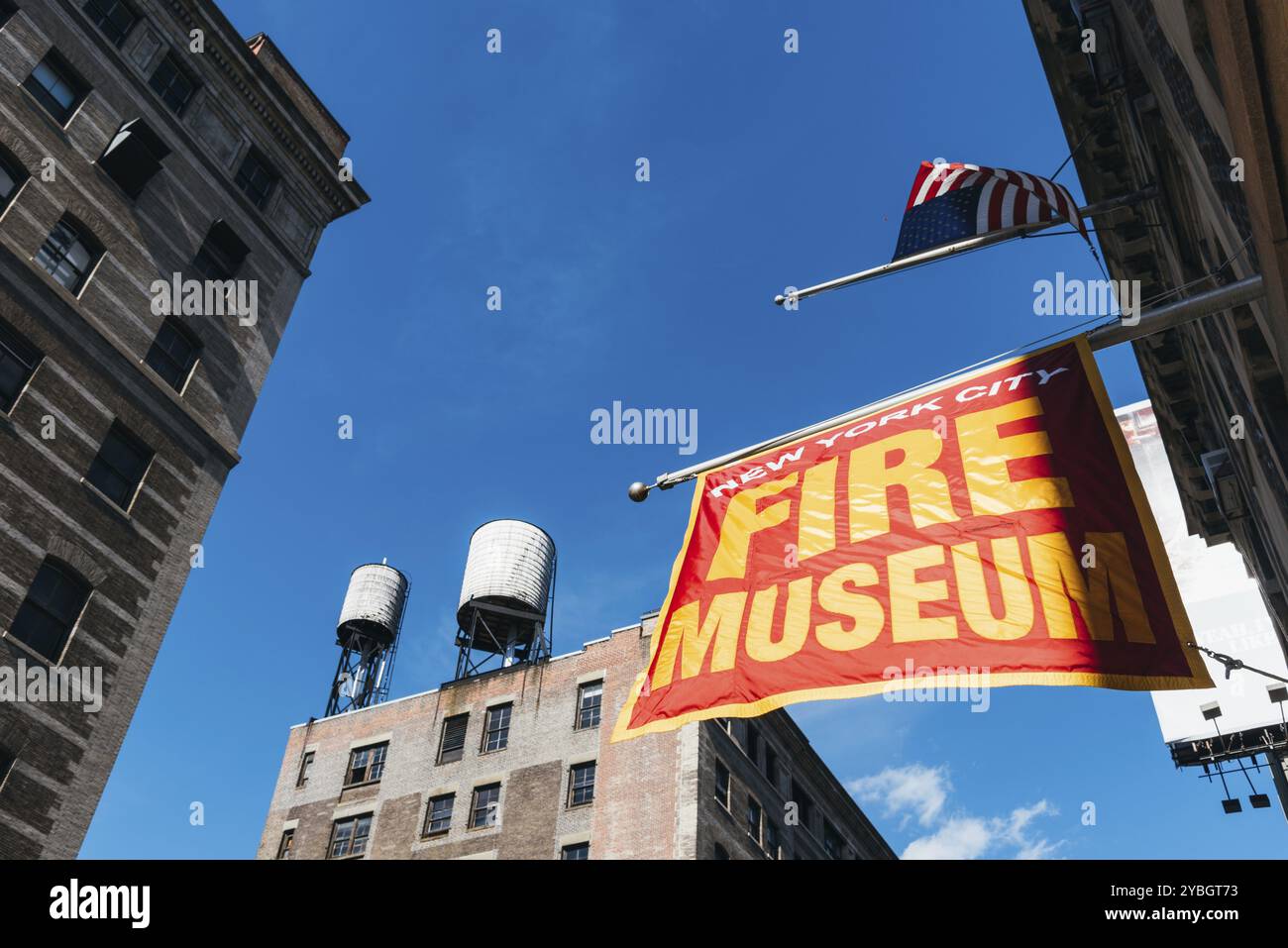Vista dal basso angolo del Museo dei vigili del fuoco di New York nel quartiere nord di Tribeca Foto Stock
