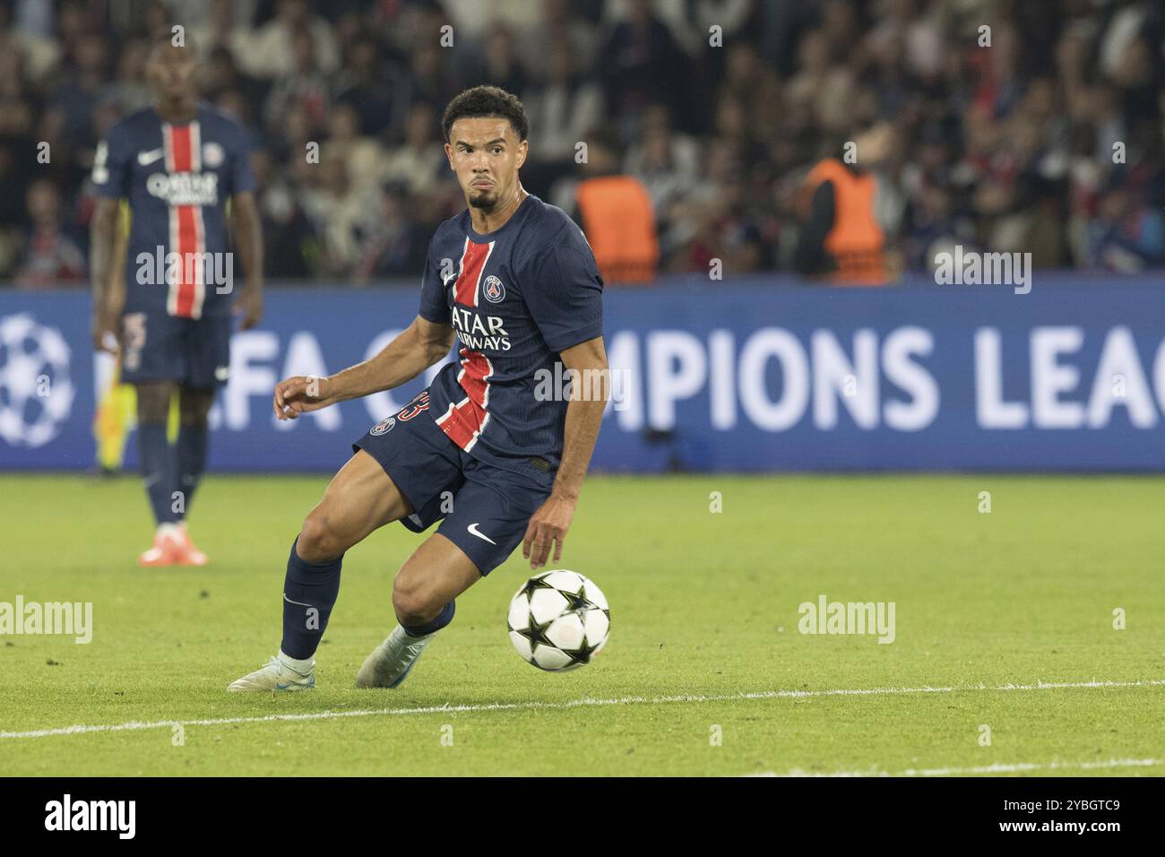 Partita di calcio, Warren ZAIRE-EMERY Paris Saint Germain sul pallone che corre a destra verso l'area di rigore dell'avversario, Parc des Princes football Foto Stock