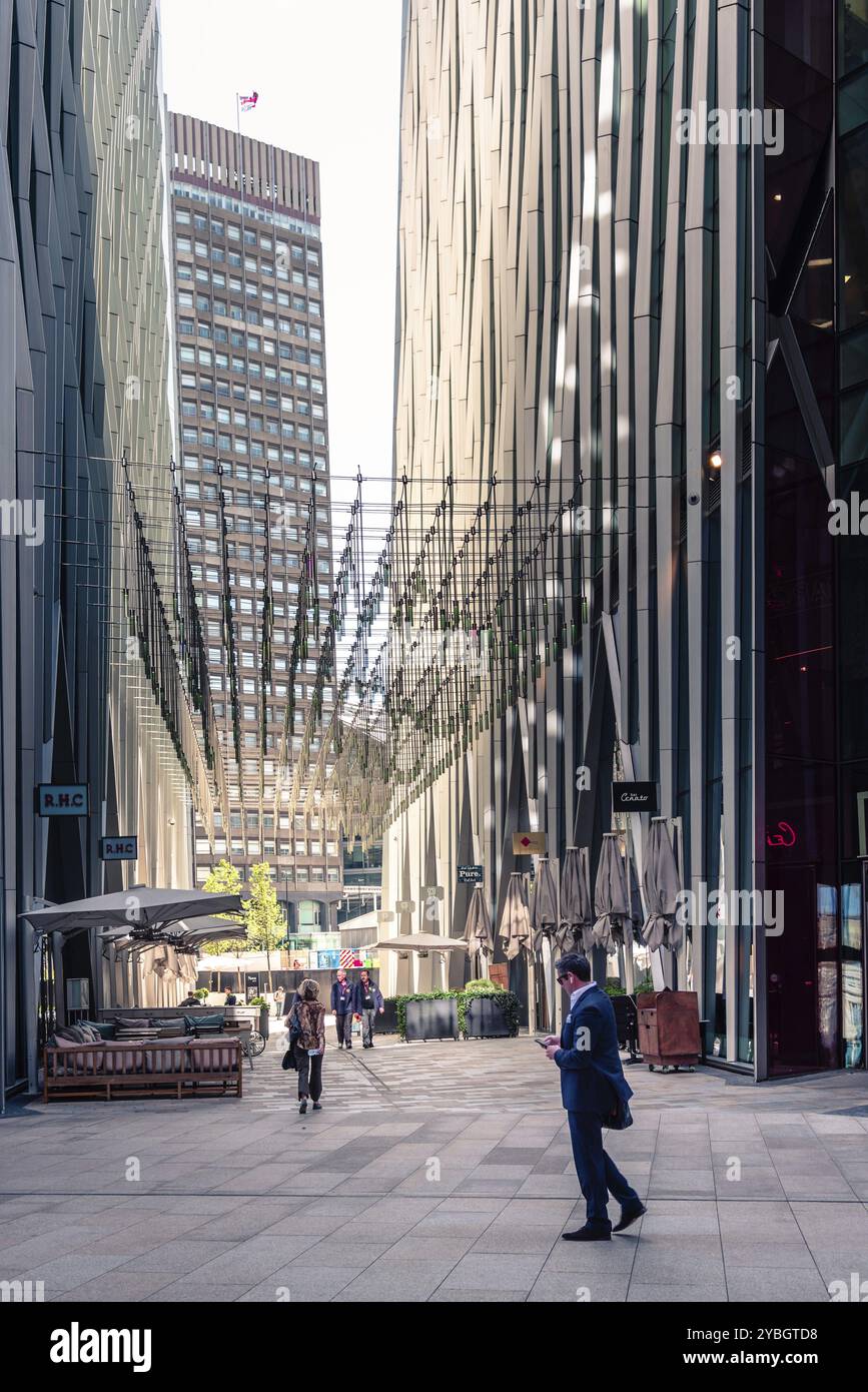 Londra, Regno Unito, 14 maggio 2019: Zona pedonale di Sir Simon Milton Square a Westminster Foto Stock