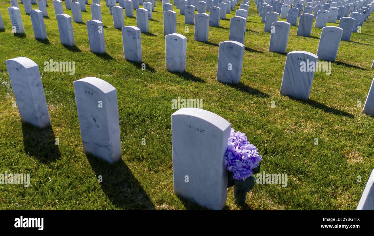 Vista aerea di un cimitero militare con file di pietre militari Foto Stock