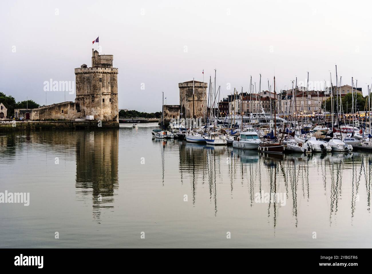 La Rochelle, Francia, 6 agosto 2018: Il vecchio porto. Circondato dalle sue torri medievali, il pittoresco porto è ora fiancheggiato da ristoranti di pesce e. Foto Stock