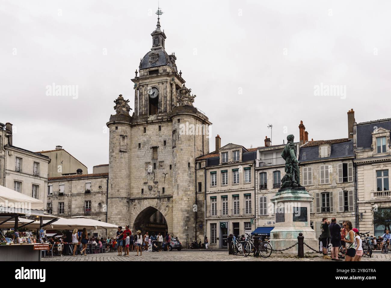 La Rochelle, Francia, 7 agosto 2018: Il vecchio porto. Circondato dalle sue torri medievali, il pittoresco porto è ora fiancheggiato da ristoranti di pesce e. Foto Stock