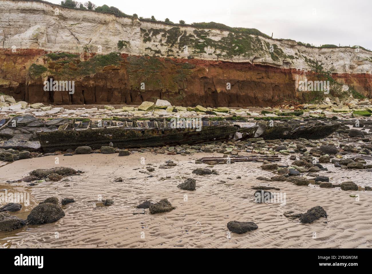 The Wreck of the Steam Trawler Sheraton e The Hunstanton Cliffs a Norfolk, Inghilterra, Regno Unito Foto Stock