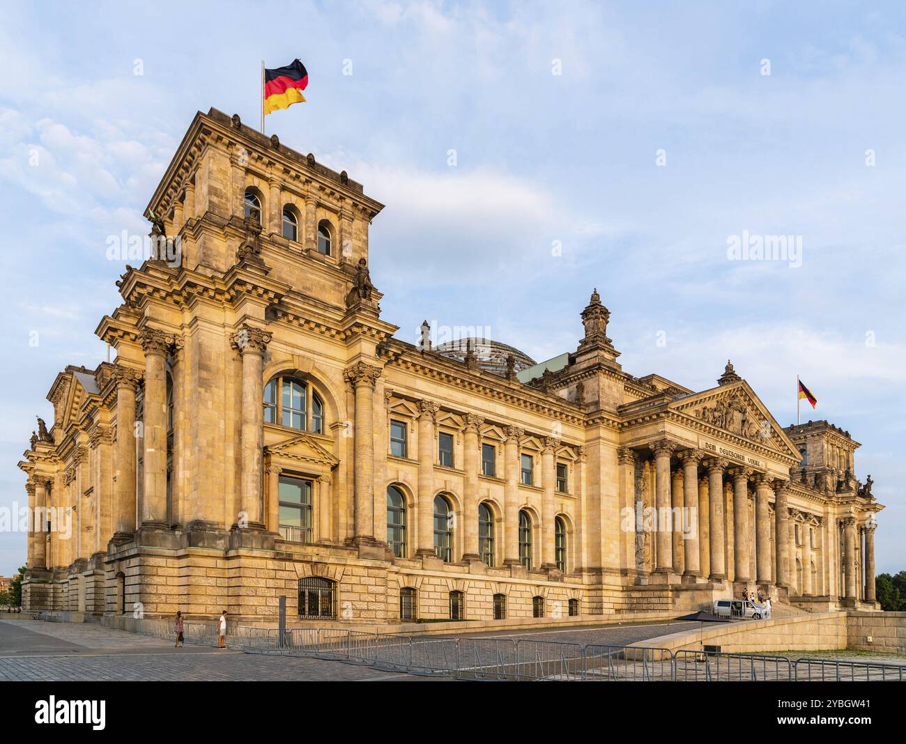 Berlino, Germania, 28 luglio 2019: Vista panoramica del famoso edificio del Reichstag, sede del Parlamento tedesco, Deutscher Bundestag, al tramonto, Europa Foto Stock