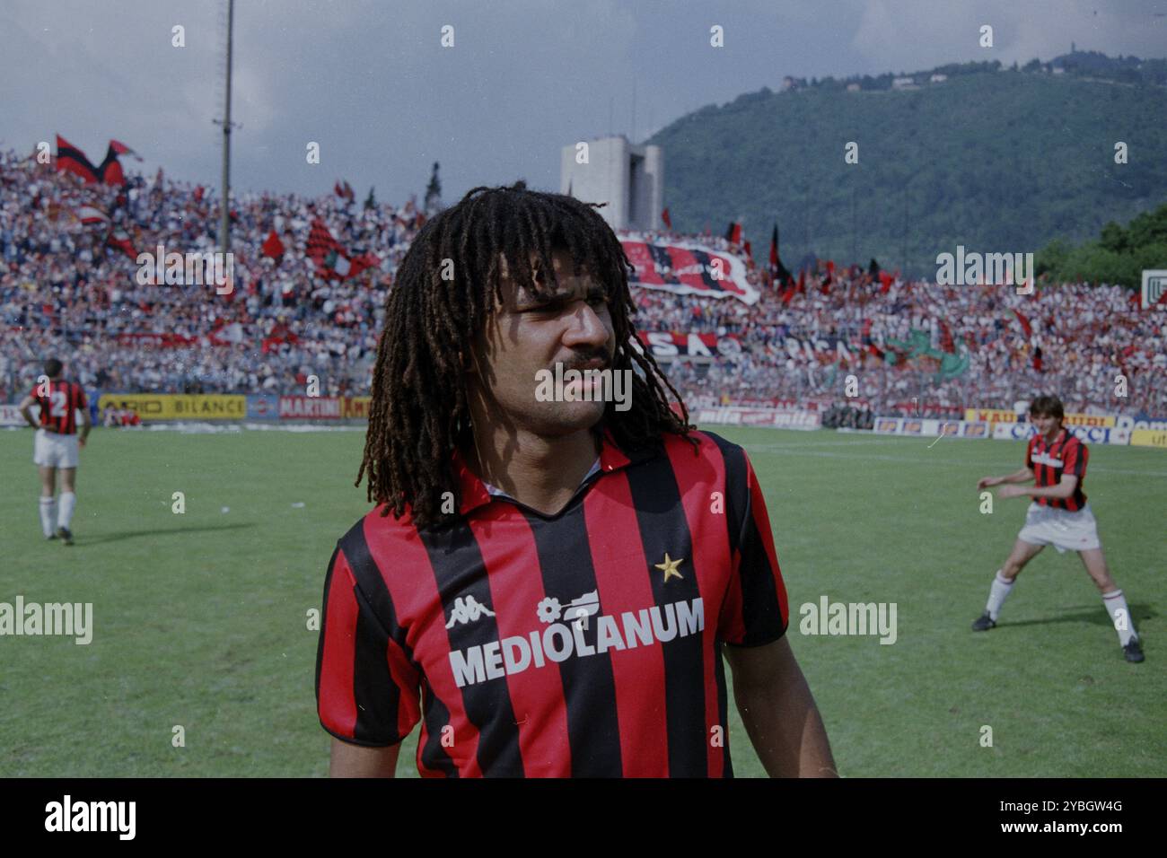 Partita di calcio, internazionale olandese Ruud GULLIT AC Milan foto potrait davanti alla partita in campo, tifosi dell'AC Milan sullo sfondo, Sinigaglia Foto Stock