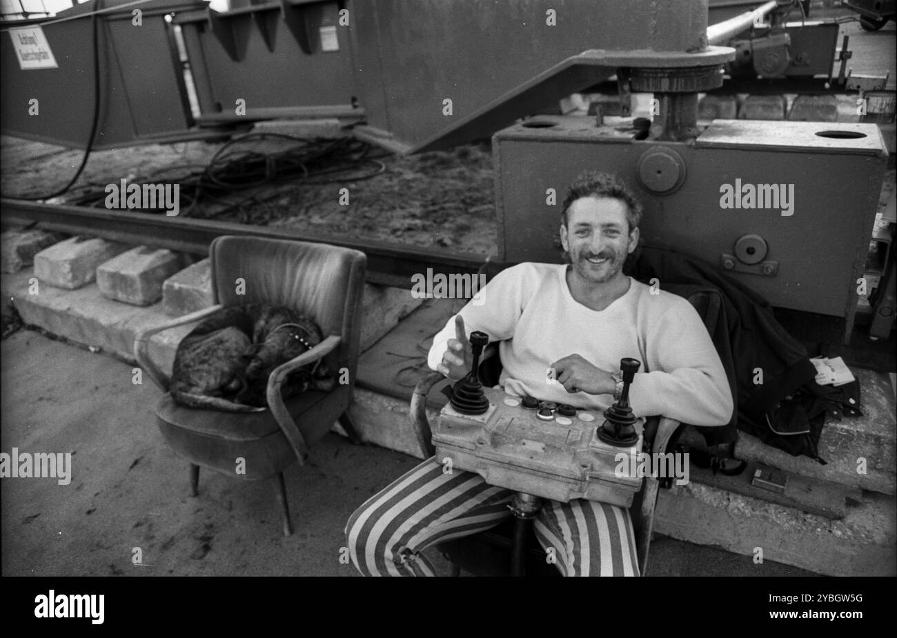 Germania, Berlino, 17 ottobre 1991, Potsdamer Platz, salto di controllo, gru, cane addormentato, poltrona, Europa Foto Stock