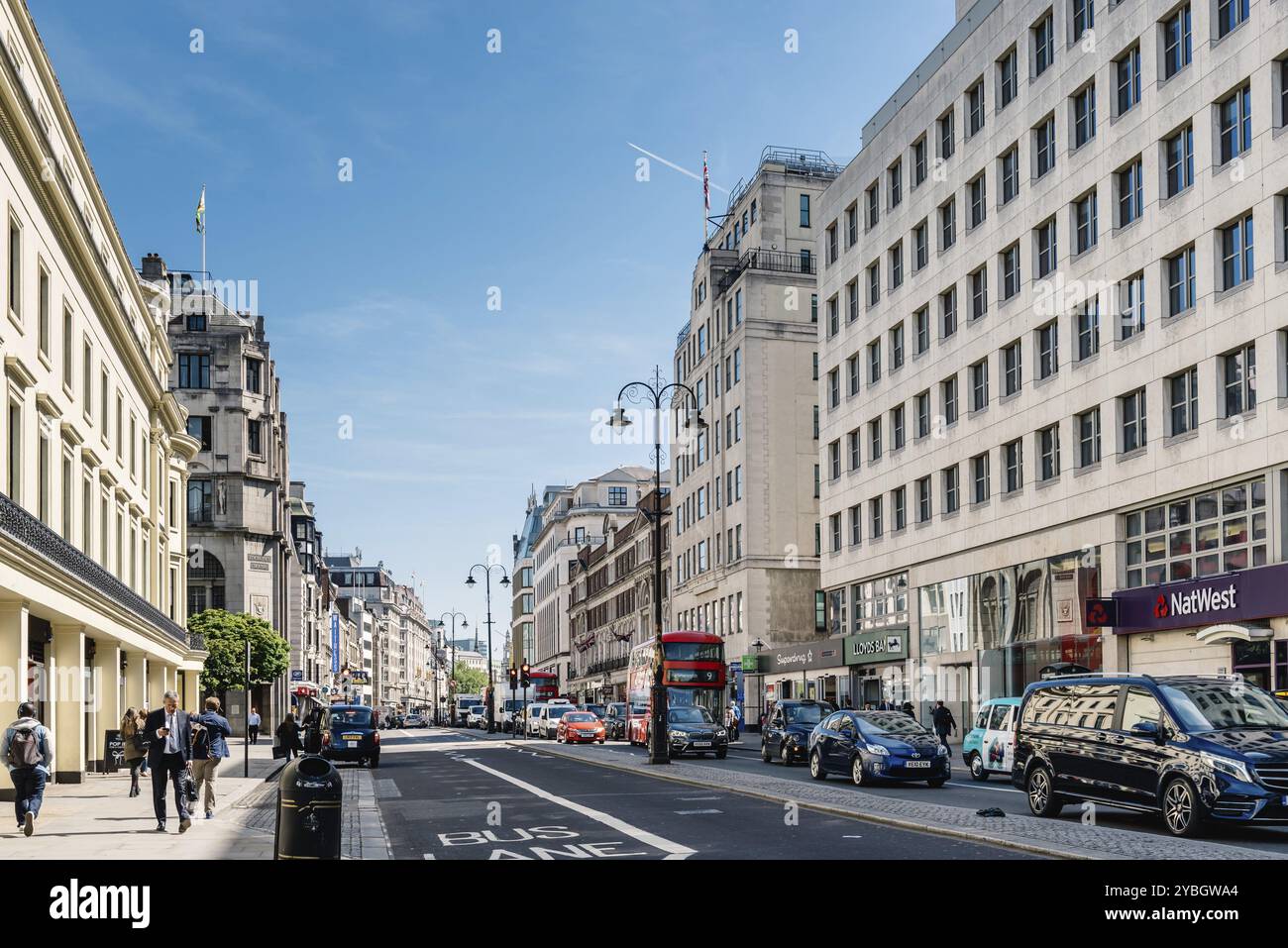 Londra, Regno Unito, 14 maggio 2019: Vivace scena di strada londinese sullo Strand, una delle principali strade londinesi vicino a Trafalgar Square Foto Stock