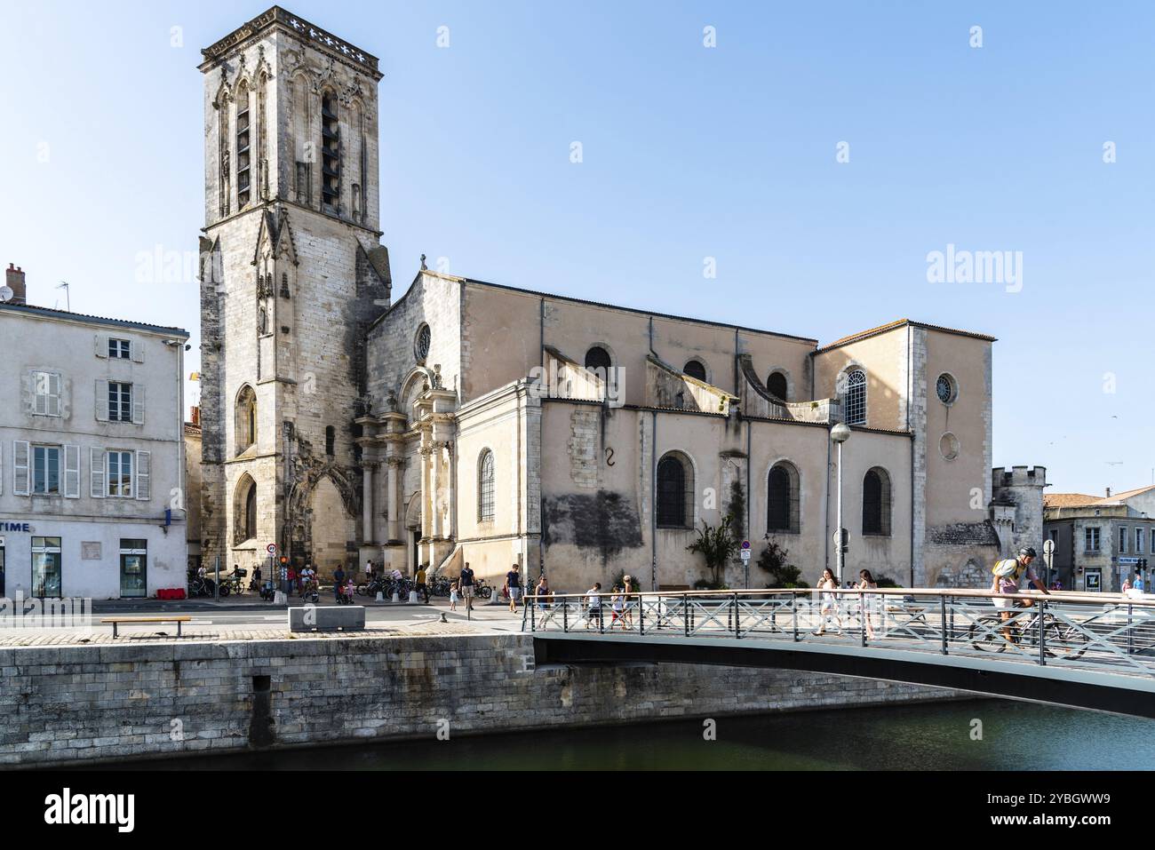 La Rochelle, Francia, 6 agosto 2018: Chiesa di Saint-Sauveur nel porto vecchio. Circondato dalle sue torri medievali, il pittoresco porto è ora fiancheggiato Foto Stock