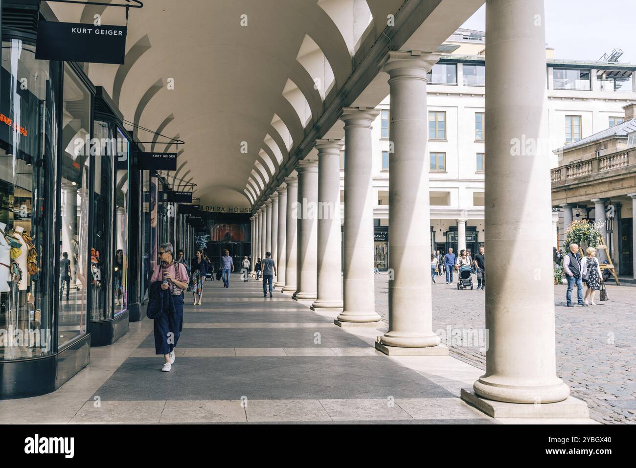 Londra, Regno Unito, 15 maggio 2019: Vista del colonnato della Royal Opera House nell'area di Covent Garden. Covent Garden è rinomata per la sua lussuosa moda e bellezza Foto Stock