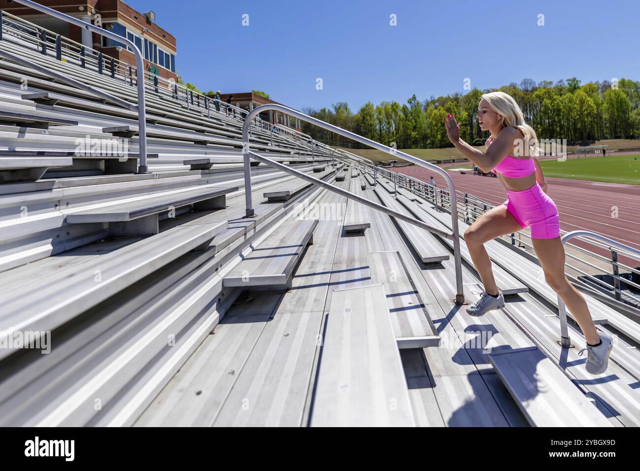 L'atleta bionda dà energia, facendo correre le candeggine preparandosi all'incontro locale, incarnando forza e determinazione Foto Stock