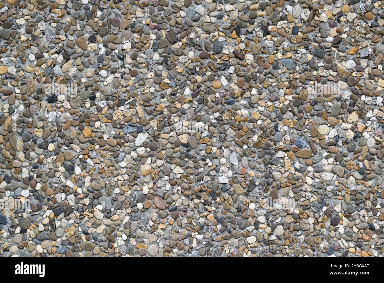 Foto di sfondo di ghiaia colorata in un calcestruzzo prefabbricati in lastra che funge da parete di copertura Foto Stock