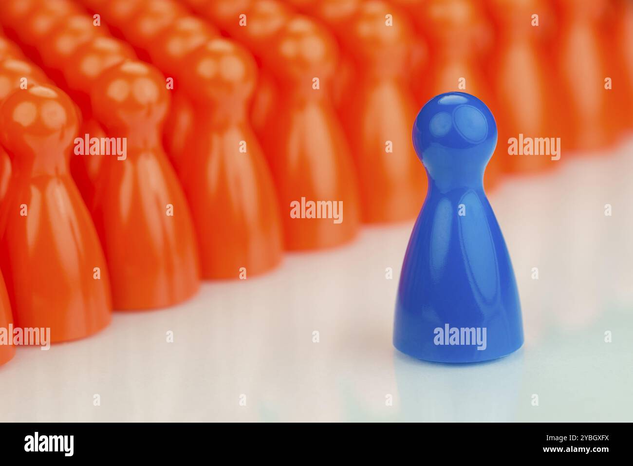 Concettuale gioco arancione pedine e un blu pedina gioco astratto di visualizzazione di disuguaglianza nel colore e il numero di Foto Stock