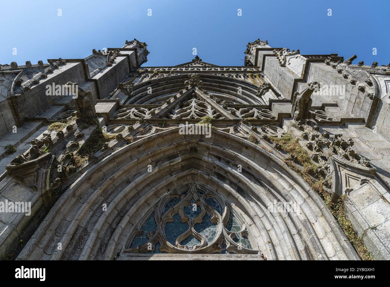 Di fronte alla chiesa di San Leonardo di Fougeres. Basso angolo di visione Foto Stock