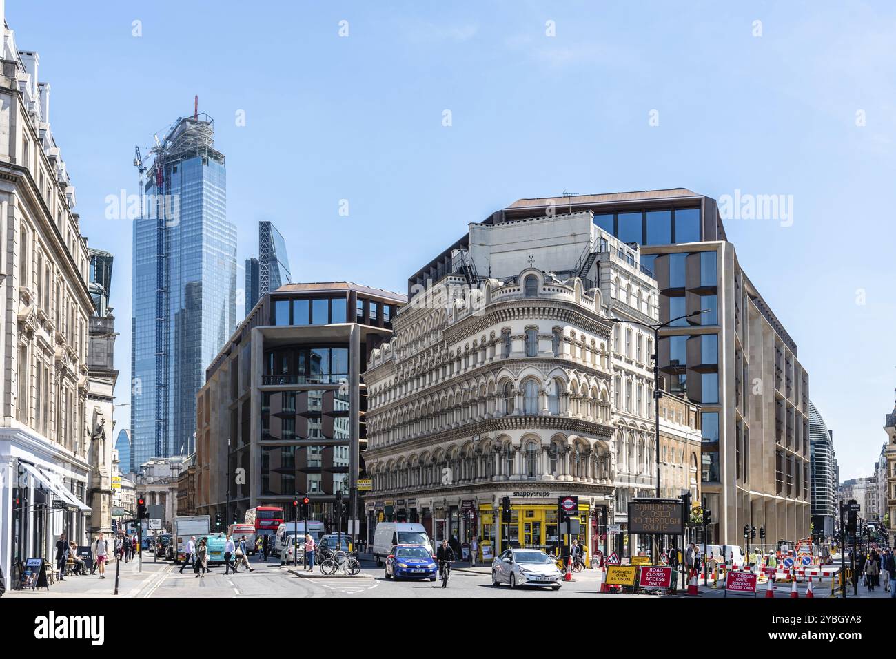 Londra, Regno Unito, 14 maggio 2019: Scena di strada nel quartiere finanziario all'incrocio di Cannon St con Queen Vitoria St nella città di Londra un soleggiato Foto Stock