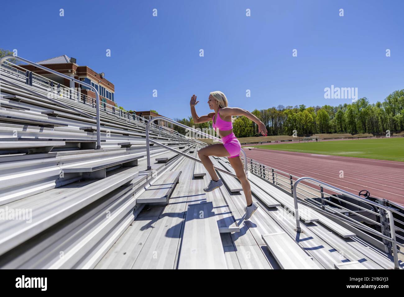 L'atleta bionda dà energia, facendo correre le candeggine preparandosi all'incontro locale, incarnando forza e determinazione Foto Stock