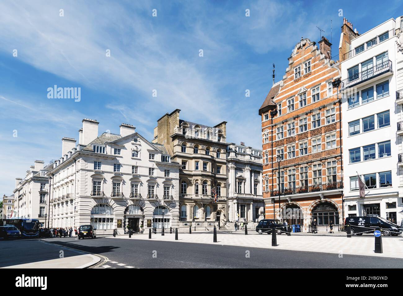 Londra, Regno Unito, 14 maggio, edifici di lusso in un quartiere ricco di Londra: Pall Mall e St James Street in una giornata di sole Foto Stock