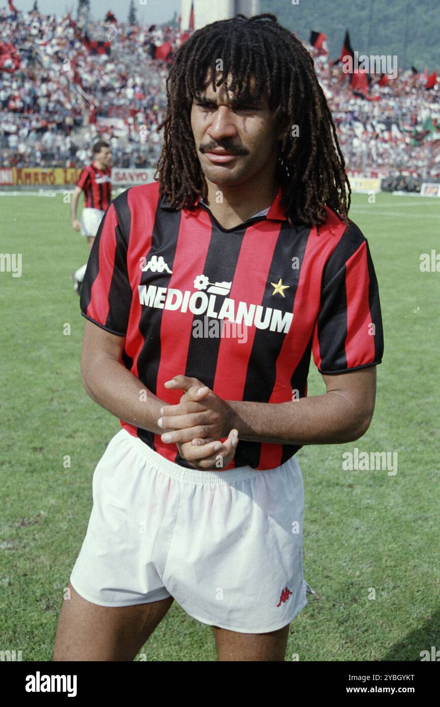 Partita di calcio, internazionale olandese Ruud GULLIT AC Milan davanti alla partita in campo, stadio di calcio Sinigaglia, Como, Italia, Europa Foto Stock
