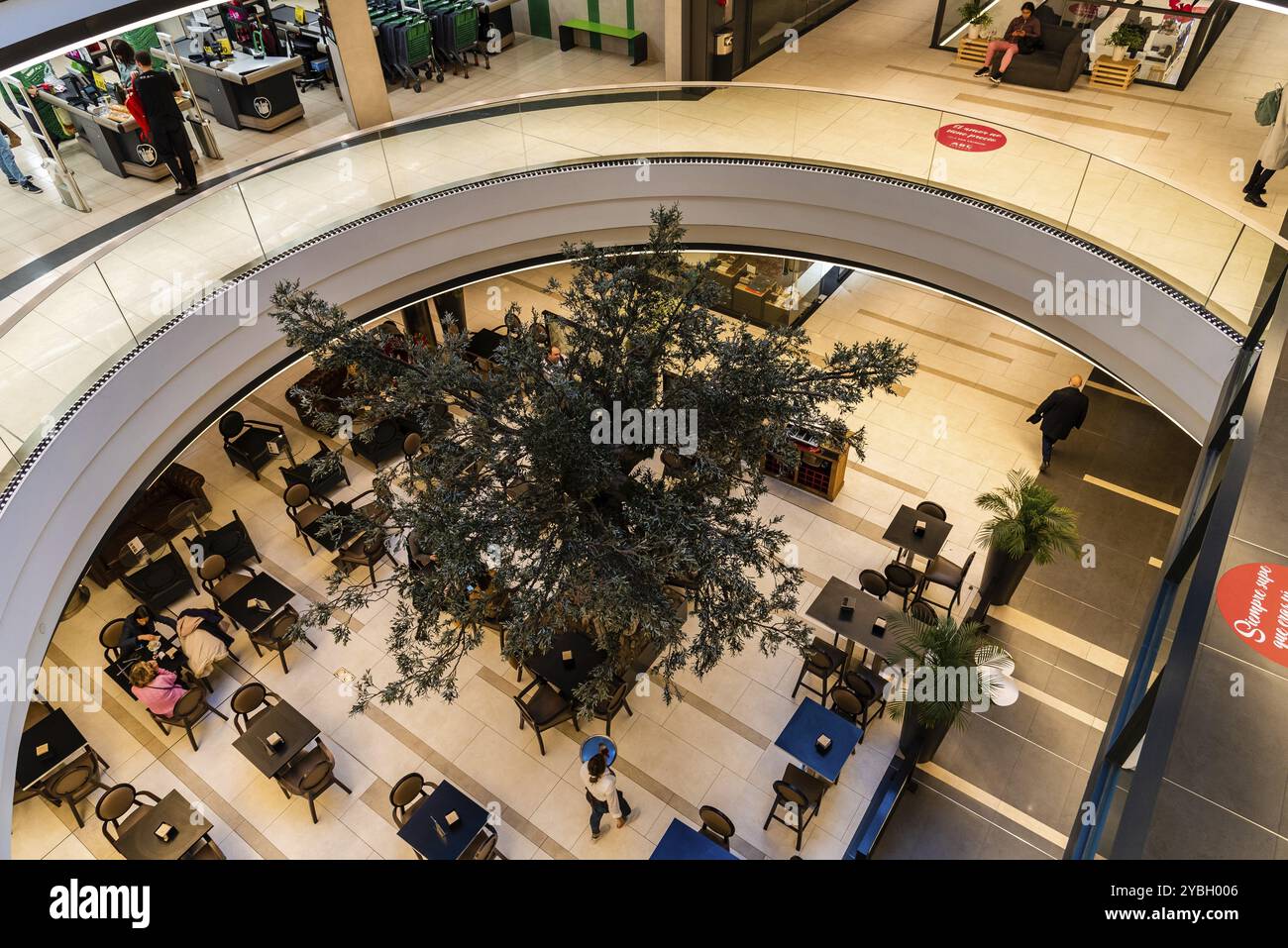 Madrid, Spagna, 14 febbraio 2020: Centro commerciale ABC Serrano. Ospita i migliori marchi di moda, l'Europa Foto Stock