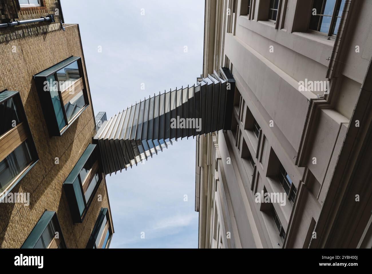 Londra, Regno Unito, 15 maggio 2019: Ponte dal design moderno tra due edifici a Covent Garden. Situato nel West End di Londra, Covent Garden è rinomato per la sua posizione Foto Stock