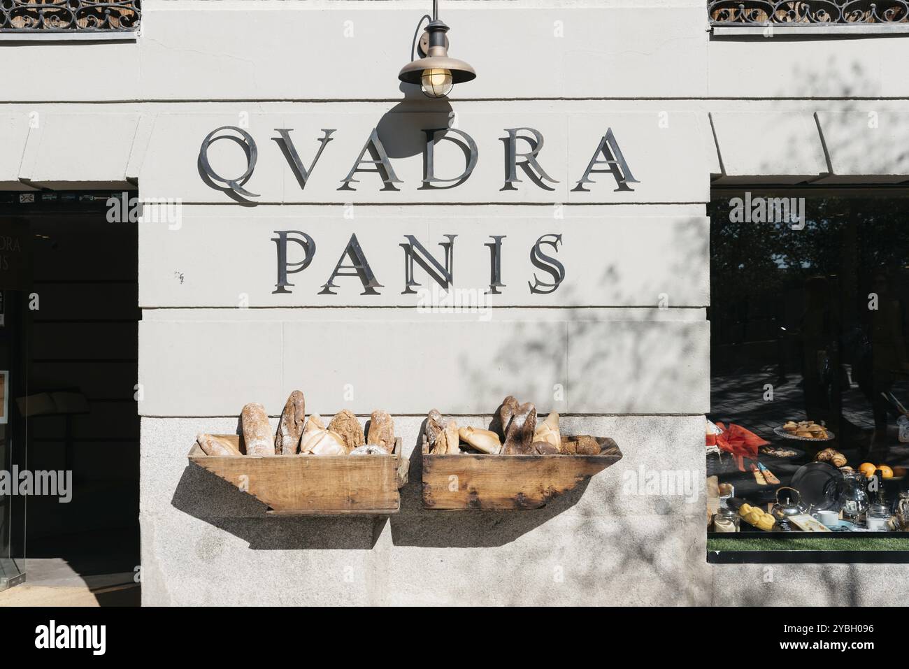 Madrid, Spagna, 14 aprile 2019: Vetrina della pasticceria artigianale nel centro storico di Madrid. Il nome della panetteria è Quadra Panis, Europa Foto Stock