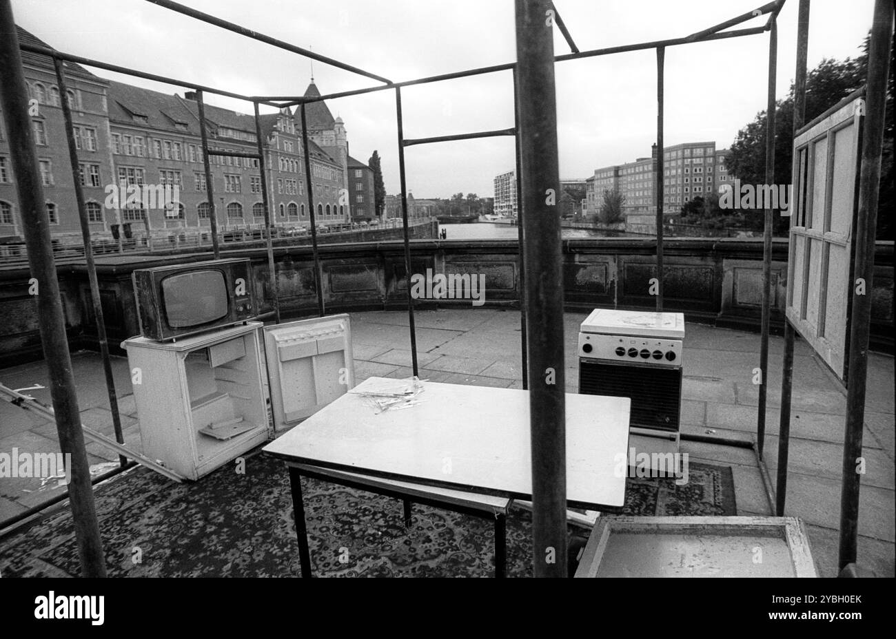 Germania, Berlino, 19 ottobre 1991, azione artistica di Tacheles, sul ponte di Monbijou, di fronte al Bodemuseum, salotto, Europa Foto Stock