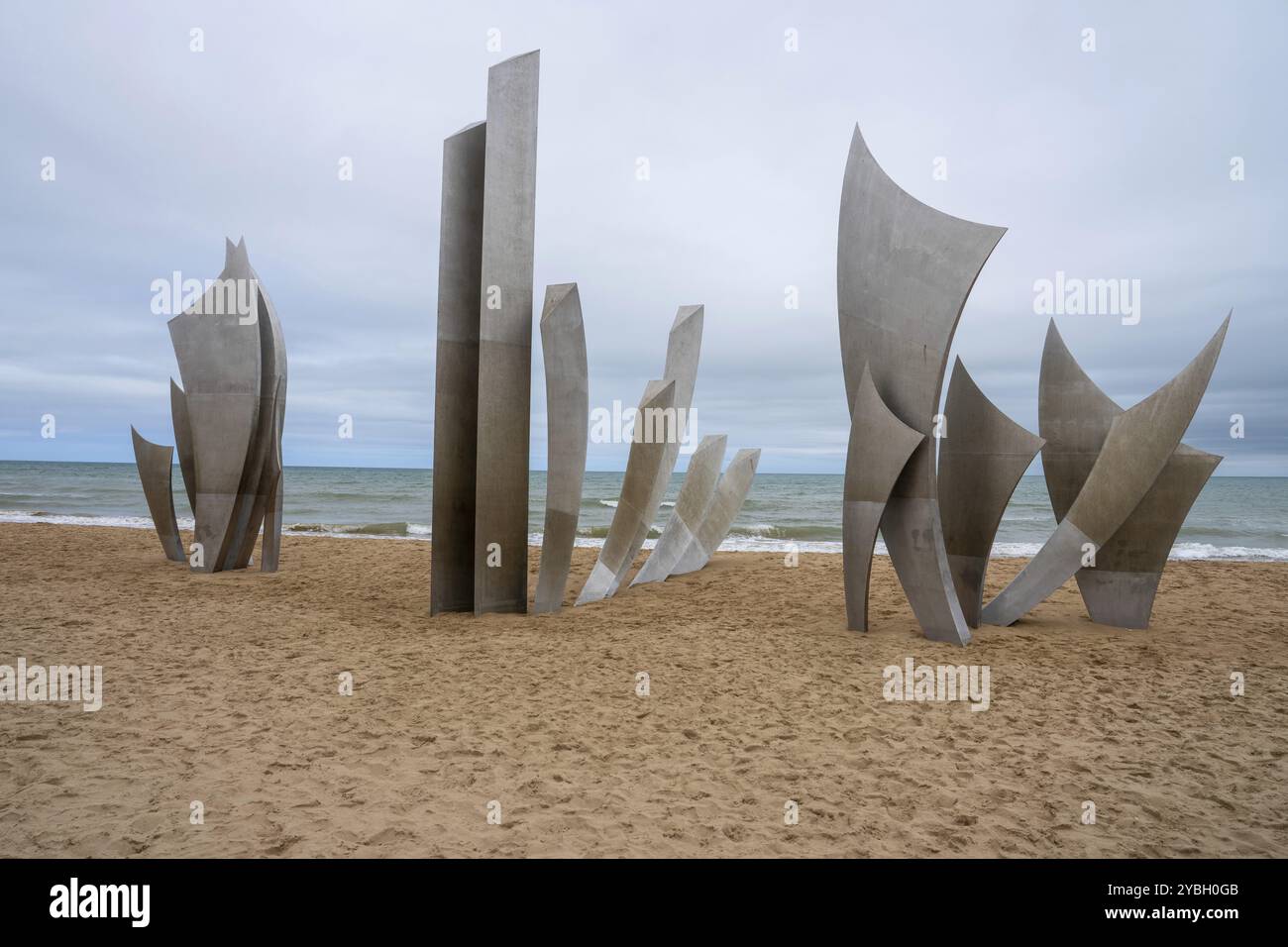 Les Braves, un monumento suggestivo sulla spiaggia di Omaha, onora gli eroi del D-Day con tre elementi: Speranza, libertà e Fraternità. Simboleggia la S che dura nel tempo Foto Stock