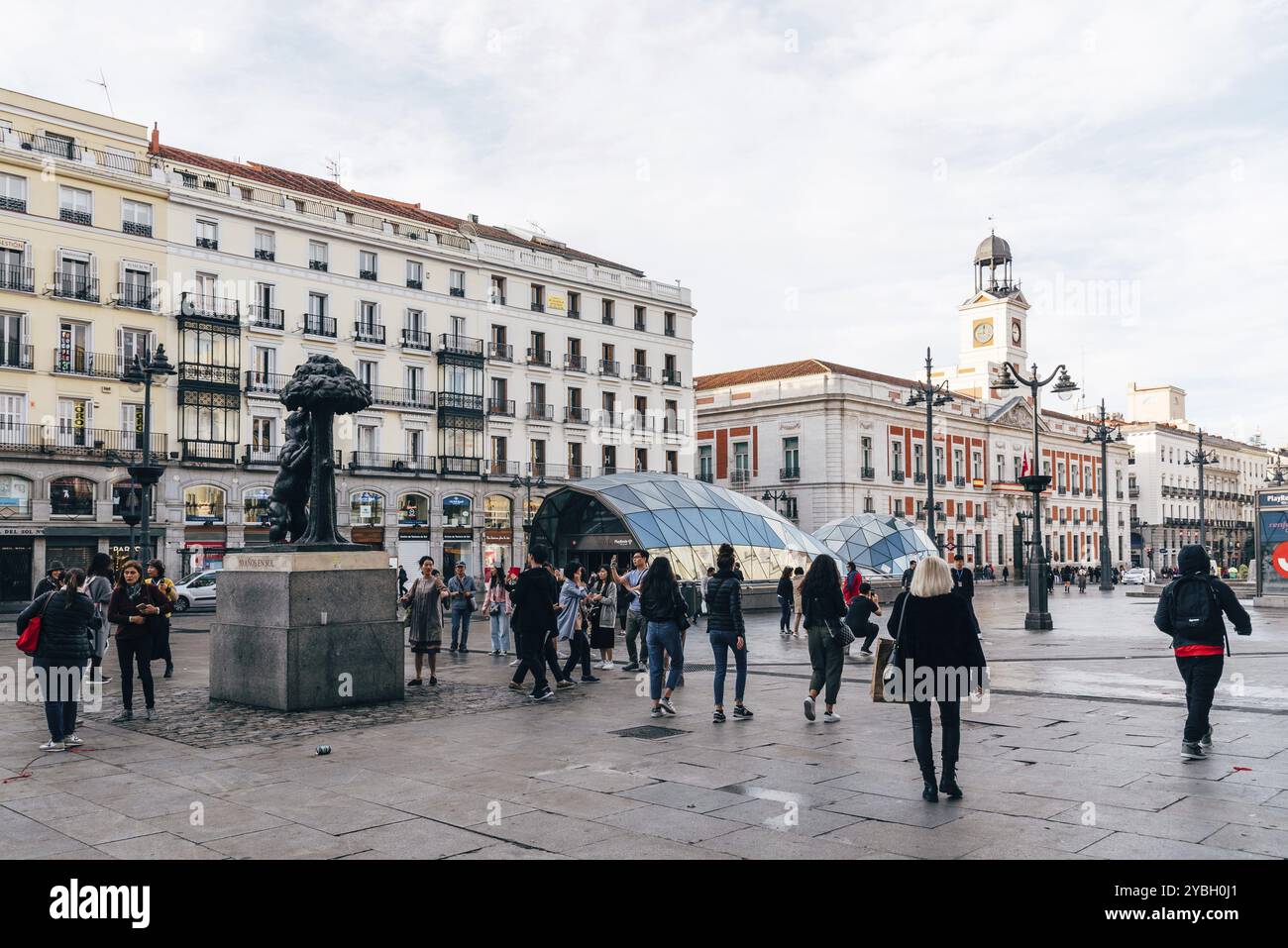 Madrid, Spagna, 1 novembre 2019: Piazza Puerta del Sol con la famosa scultura dell'Orso e dell'Arbusto e turisti che scattano foto, Europa Foto Stock