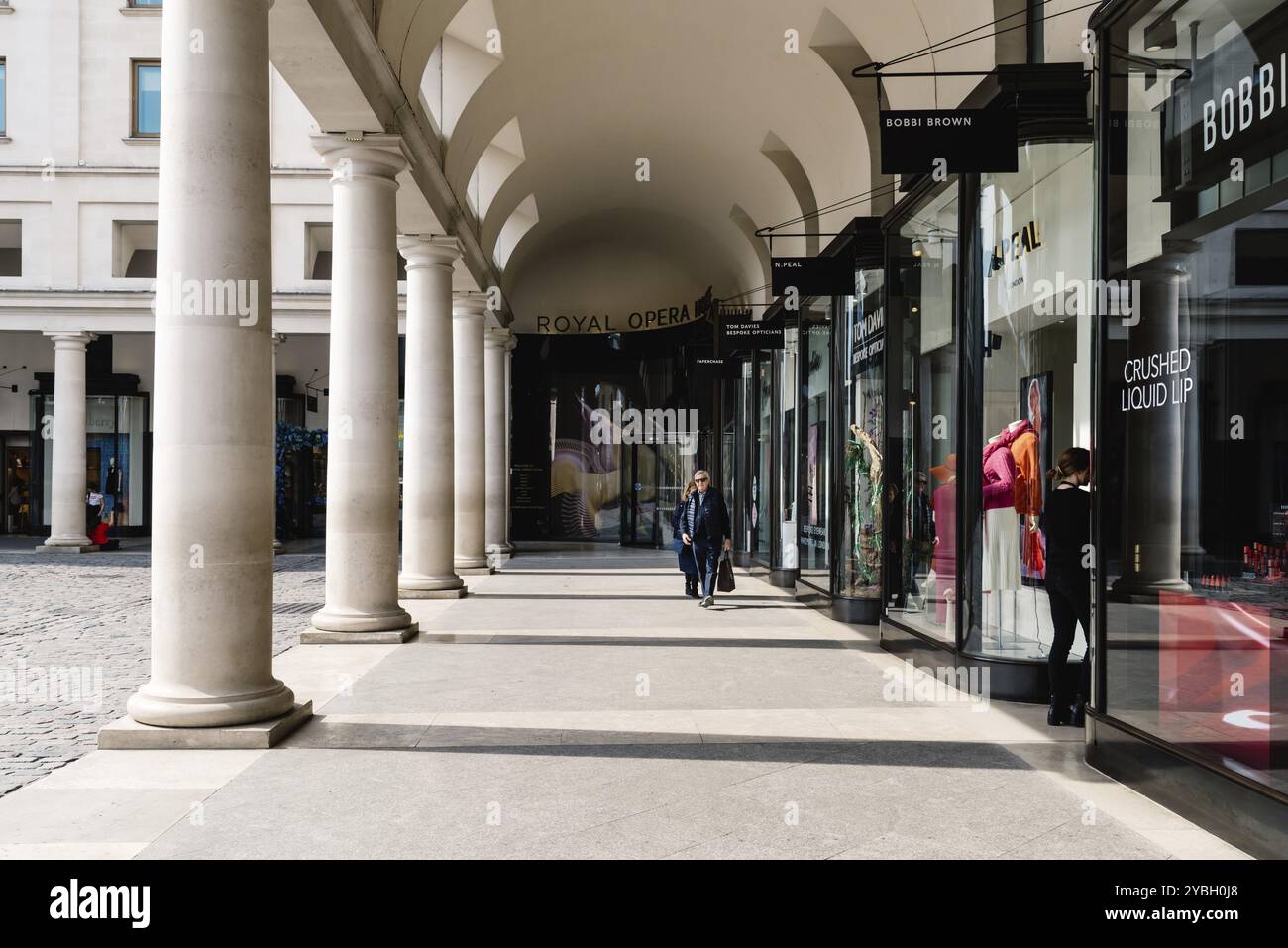 Londra, Regno Unito, 15 maggio 2019: Vista del colonnato della Royal Opera House nell'area di Covent Garden. Covent Garden è rinomata per la sua lussuosa moda e bellezza Foto Stock