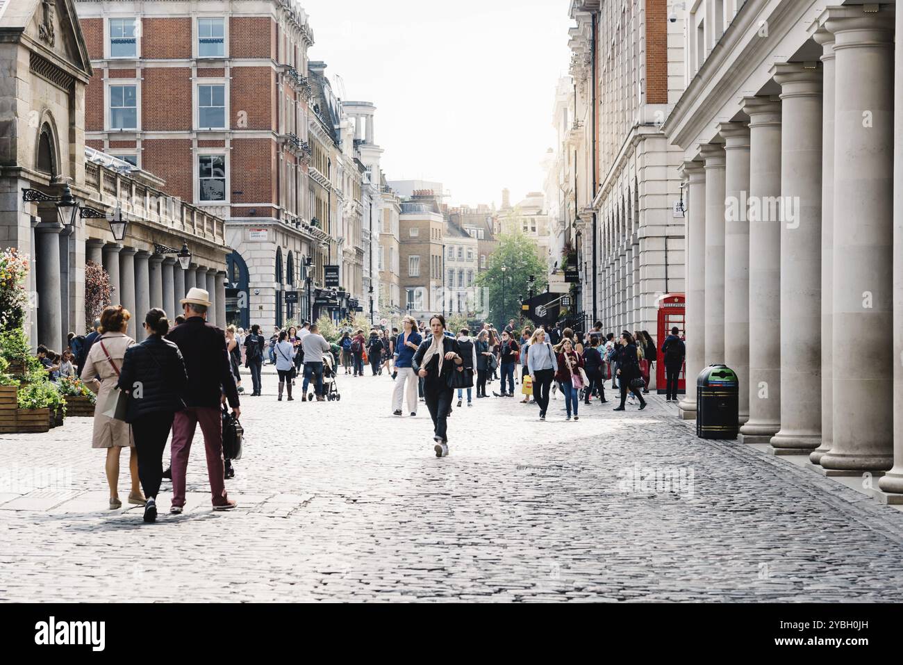 Londra, Regno Unito, 15 maggio 2019: Vista del colonnato della Royal Opera House nell'area di Covent Garden. Covent Garden è rinomata per la sua lussuosa moda e bellezza Foto Stock