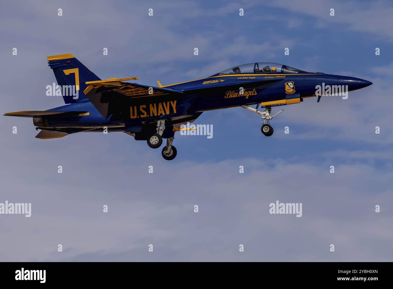 I Blue Angels della Marina americana hanno una precisione nel deserto della California, praticando un'intricata formazione volando al Naval Air Field El Centro per la upco Foto Stock